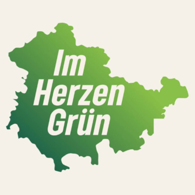 Im Herzen Grün steht in großen Buchstaben auf einer Thüringenkarte.