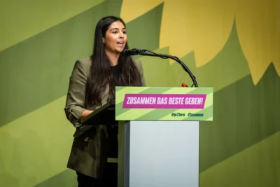 Janina Singh während einer Rede