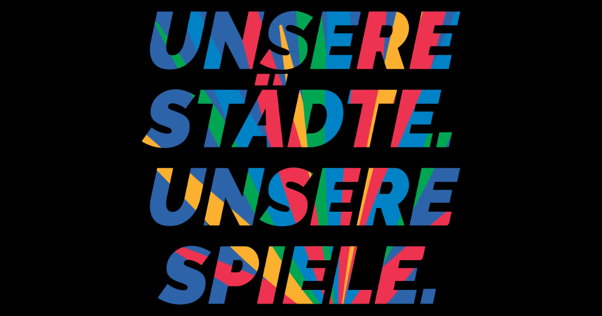 Bunte Schrift auf schwarzem Grund. 