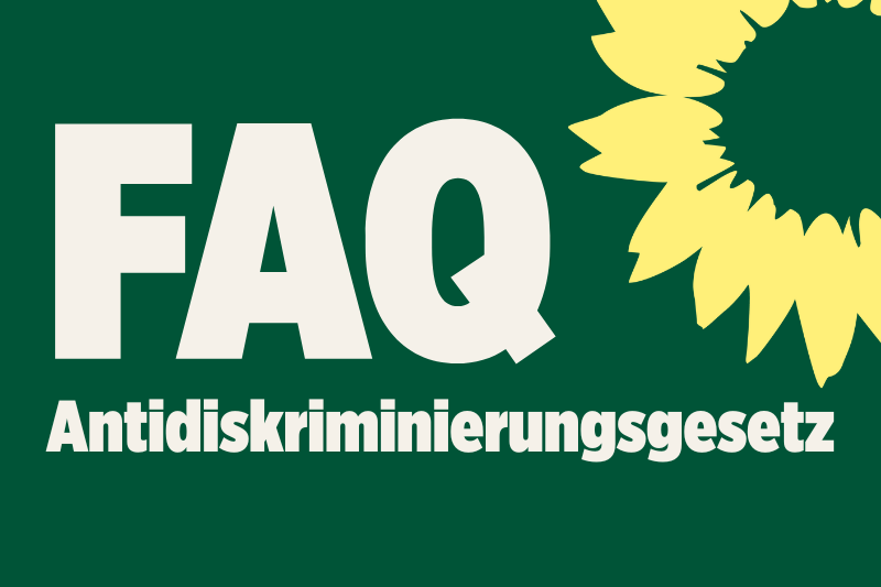Im Hintergrund ein kleiner Junge und ein Mädchen: Weißer Schriftzug: "FAQ Kita-Reformen"
