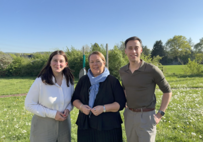 Landesvorsitzende Yazgülü Zeybeck und Tim Achtermeyer, sowie Ursula Heinen-Esser, Präsidentin des Bundesverbands Erneuerbare Energie.