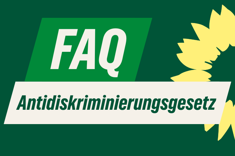 Im Hintergrund ein kleiner Junge und ein Mädchen: Weißer Schriftzug: "FAQ Kita-Reformen"