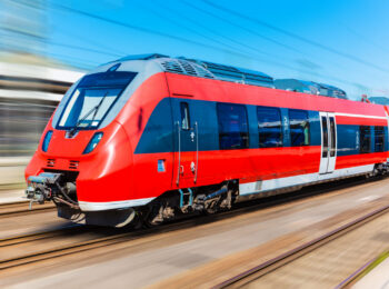 Roter Zug in Bewegung.