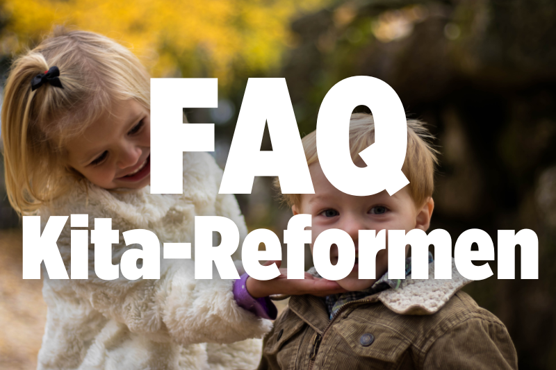 Im Hintergrund ein kleiner Junge und ein Mädchen: Weißer Schriftzug: "FAQ Kita-Reformen"