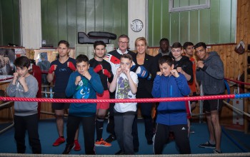 Foto: Mona Neubaur beim Boxclub in Düren im Rahmen der Vielfaltstour