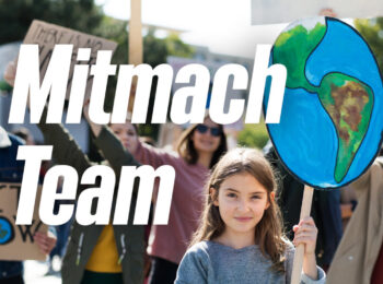 Foto: eine gruppe Menschen, die an einer Demo teilnimmt. Text: Mitmach Team