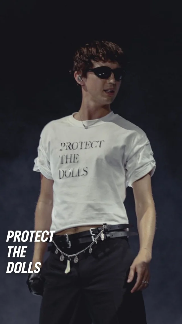 „Protect the Dolls“ ist mehr als nur ein Shirt – es ist ein Aufruf, trans und queere Menschen zu schützen. Während in den USA Rechte beschnitten werden, zeigt auch eine Studie aus NRW: Gewalt und Diskriminierung sind Alltag. Seid laut. Zeigt Haltung. Protect The Dolls.